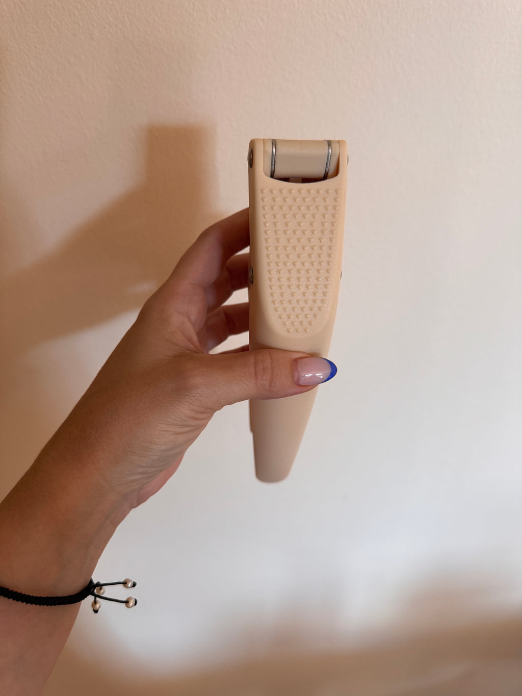 Prensa Ajos de acero inoxidable con marco ergonómico.