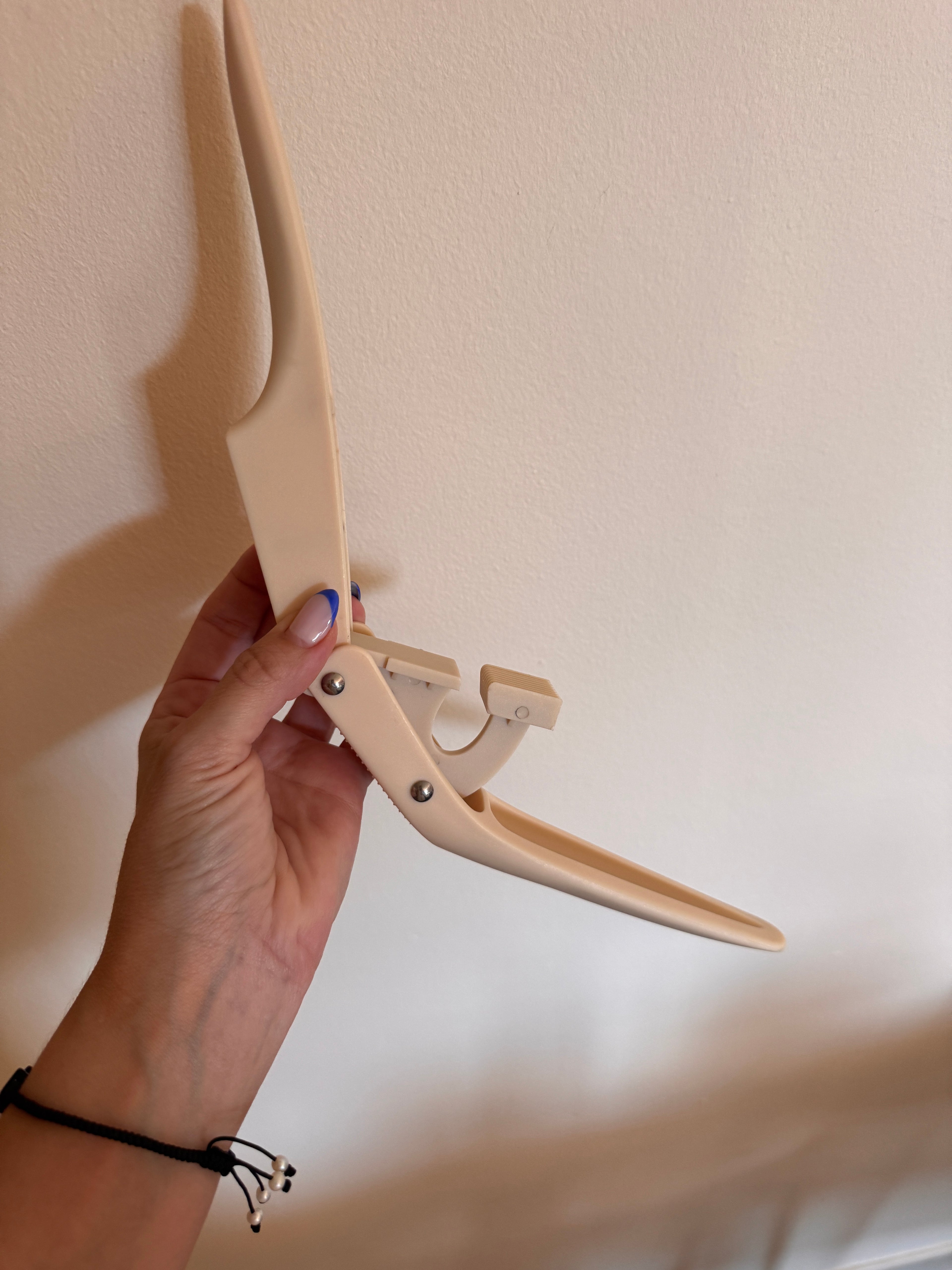 Prensa Ajos de acero inoxidable con marco ergonómico.