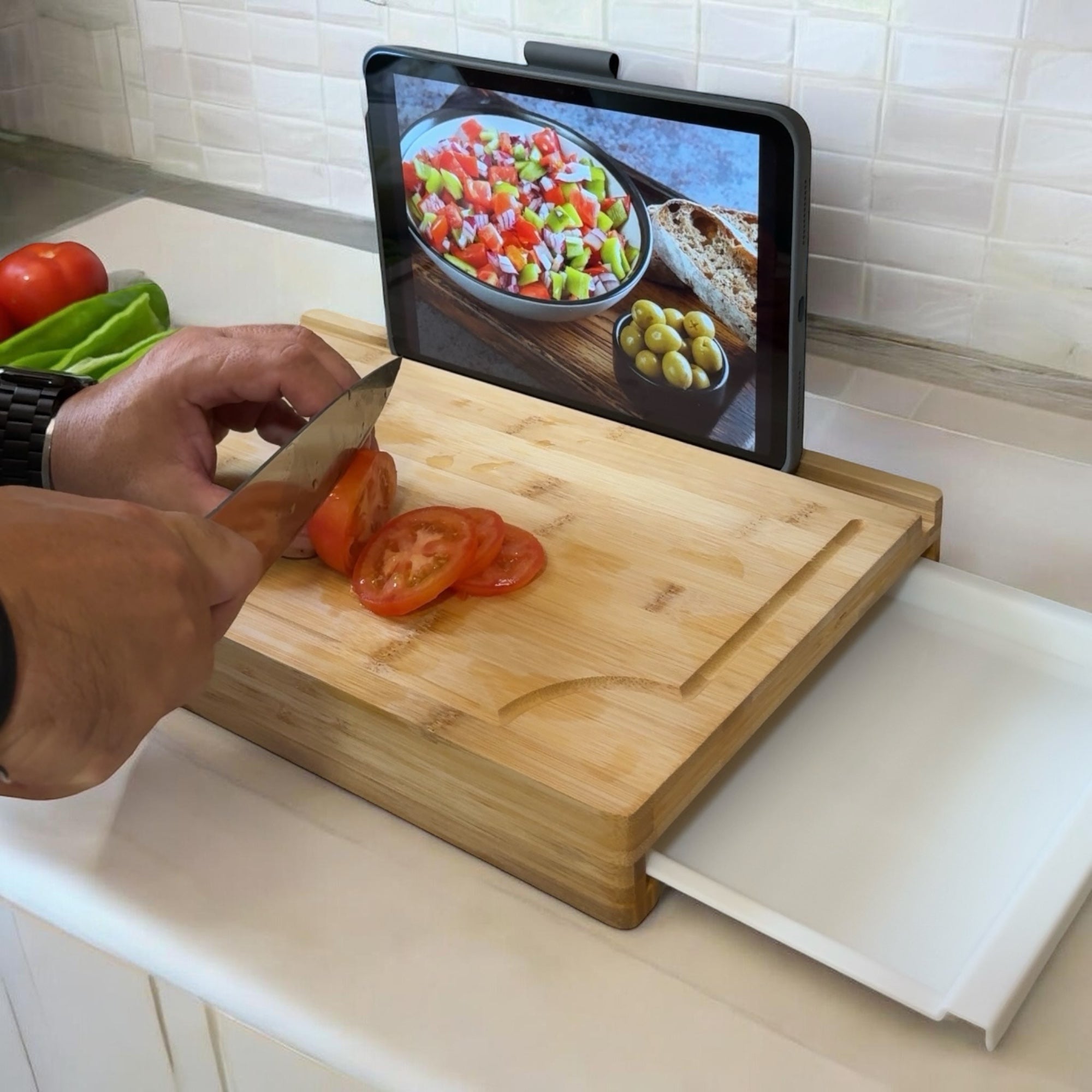 Tabla de corte de bambú con bandeja extraible deslizante.
