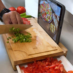 Tabla de corte de bambú con bandeja extraible deslizante.