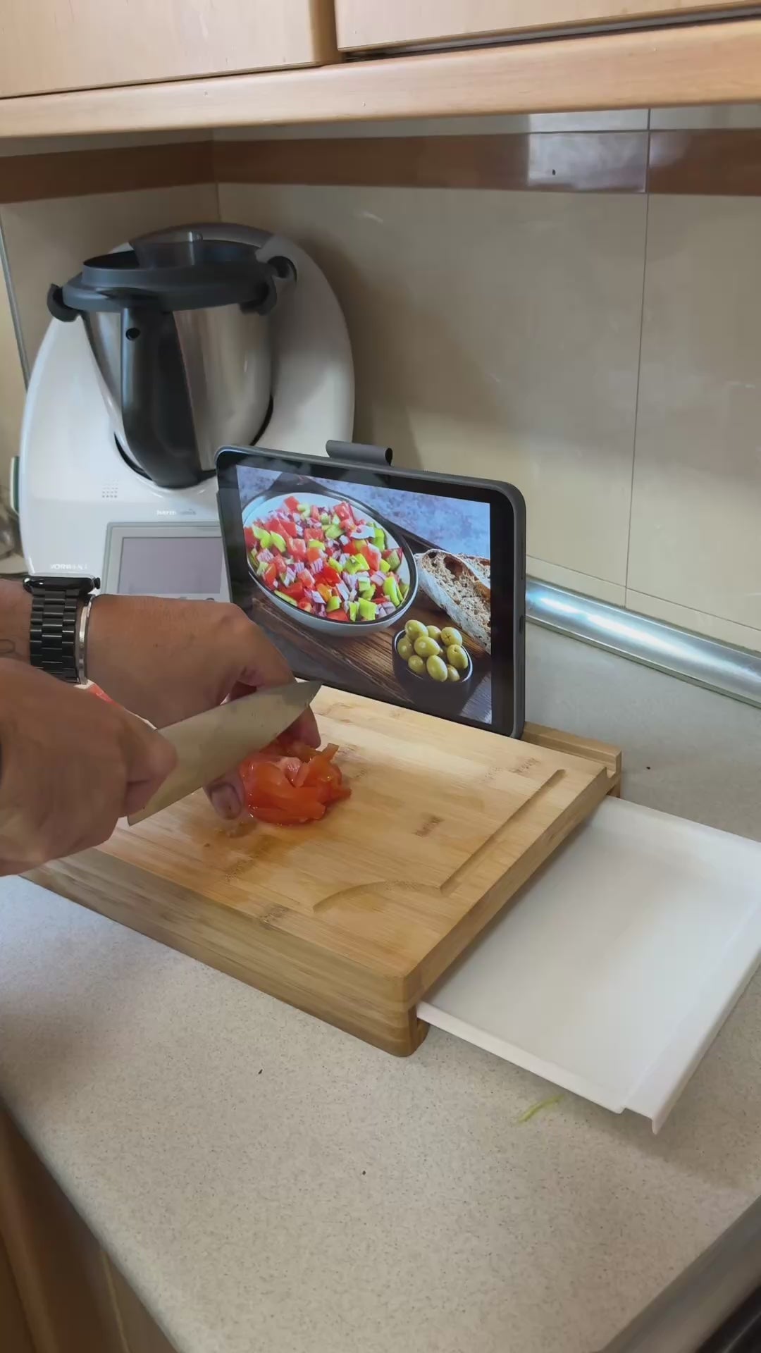 Tabla de corte de bambú con bandeja extraible deslizante.